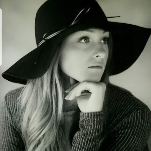 Meet your Posher, Gina - Picture 1 of 1